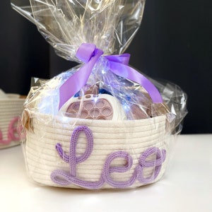 Personalisierter Geschenkkorb für Babyparty - Spielzeugkorb mit Geschenkpapier und Satinband - Neugeborenen Aufbewahrungs-Organizer - Personalisiertes Wort Kinder-Set