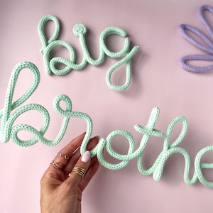 Letrero de pared con el nombre de GRAN HERMANO para la habitación de los niños - Anuncio de regalo para el segundo bebé - Decoración de alambre con letras tejidas para el rincón de lectura de los niños - Letrero de lana para la habitación
