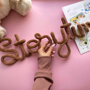 Letrero de cuentos súper suave y esponjoso - Nombre de pared de osito de peluche - Decoración de sala de juegos de punto suave - Colgante personalizado para habitación de bebé - Hora del cuento con hilo de felpa