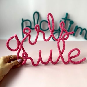 Letrero de pared con la palabra GIRLS RULE para dormitorio - Decoración con letras para el rincón de juegos de los niños - Adorno para la habitación de los niños pequeños - Cita de alambre tejido - Dicho motivador