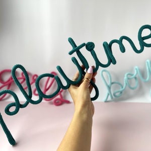 Letrero de pared con la palabra PLAYTIME para dormitorio - Decoración con letras para el rincón de juegos de los niños - Adorno para habitación de niños pequeños - Cita de alambre tejido - Frase motivadora