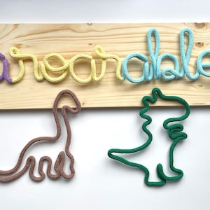 Letrero con temática de dinosaurios: regalo para los amantes de los dinosaurios: adorable arte de pared de alambre tejido para la guardería: decoración para el rincón de lectura de los niños: adorno para la habitación sobre la cuna