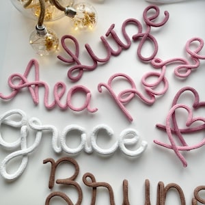 Nombre personalizado para la habitación de los niños - Decoración de pared con arte de alambre tejido - Etiqueta con letras para la sala de juegos - Palabra para colgar en la habitación del bebé personalizada - Letrero de puerta de tricotina