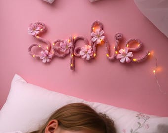 Letrero LED personalizado con nombre de bebé, luz nocturna rosa para dormitorio de niña, decoración de guardería, pantalla de texto hecha a mano, decoración floral de pared hecha a mano