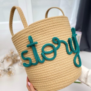 Panier de rangement pour livre d'enseignes STORYTIME - Sac cadeau d'anniversaire pour enfant de la maternelle - Organisateur de corde de coton tissé naturel pour chambre de tout-petit - Poubelle de coin pour fille