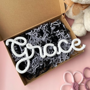 Letrero de pared tejido a mano con nombre - Letras decorativas para sala de juegos de tricotina de terciopelo difuso - Letrero de puerta de hilo suave y afelpado personalizado para colgar en la habitación del bebé