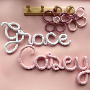 Letrero de pared tejido aterciopelado con nombre - Letras decorativas para sala de juegos de tricotina difusa - Letrero de puerta de hilo suave y afelpado personalizado para colgar en la habitación del bebé