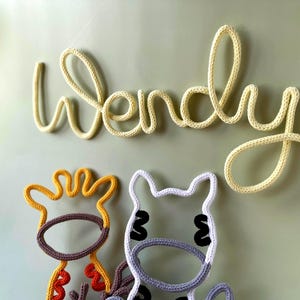 Nombre personalizado para la pared de la guardería - Letras neutrales modernas - Decoración de habitación de bebé personalizada de punto - Estantería de tendencia con temática de safari africano