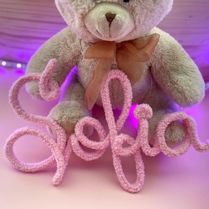 Nombre personalizado de osito de lana - Regalo de decoración de pared de punto - Anuncio del nombre del bebé - Etiqueta de letra de osito de peluche personalizada para sala de juegos - Letrero de palabra para puerta colgante