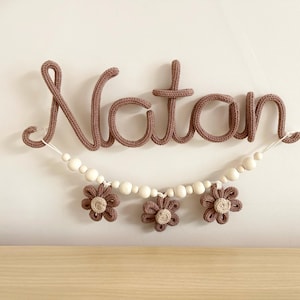Decoración personalizada con nombre de pila y guirnalda de margaritas - Letrero colgante para habitación de niña - Decoración con palabras para sala de juegos - Letrero de puerta con cuentas de madera natural personalizado