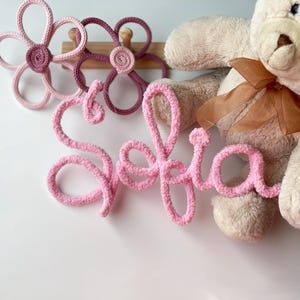 Decoración de pared de guardería de punto personalizada - Anuncio del nombre del bebé - Etiqueta con letras de osito de peluche personalizada para sala de juegos - Regalo de palabra beige para habitación - Letrero colgante para puerta