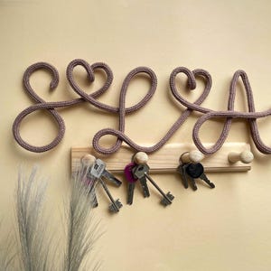 Iniciales familiares personalizadas • Letrero de pared con nombres de mamá, papá y bebé • Gancho para llavero, decoración personalizada • Regalo tejido con alambre para nuevo hogar • Símbolo del logotipo del corazón