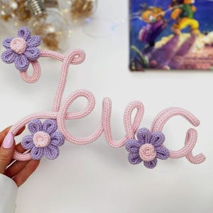 Decoración personalizada con nombre de pila y margaritas - Decoración con letras y flores para la sala de juegos de las niñas - Decoración ecológica personalizada para la habitación del bebé - Letrero de puerta personalizado para la guardería