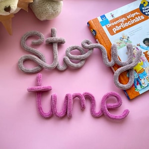 Letrero de punto para la hora del cuento – Decoración para el rincón de lectura de la guardería – Arte rústico de pared para la habitación del bebé – Sala de juegos infantil leyendo palabras multicolores – Regalo para amantes de los libros