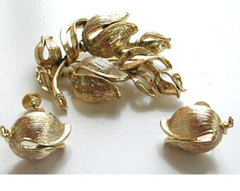 Lisner Gold Tone Tulip Tulip Demi-Parure: Brooch/Pin and Earrings