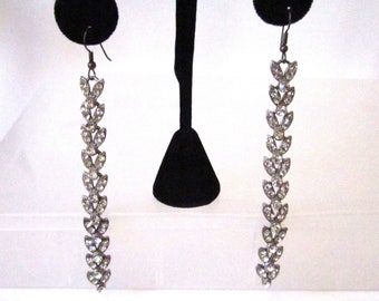 Pendientes largos con diamantes de imitación, década de 1950