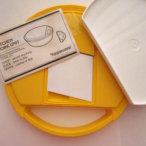 Ensemble combiné de bols et râpe Tupperware jaune et blanc
