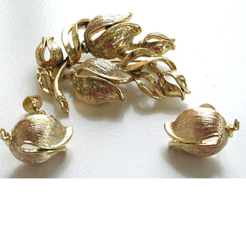 Lisner Gold Tone Tulip Tulip Demi-Parure BroochPin and Earrings