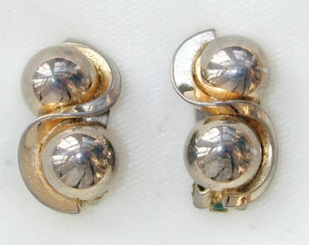Circa 1940s Marvella Gold Tone Metal Ball Clip Earrings