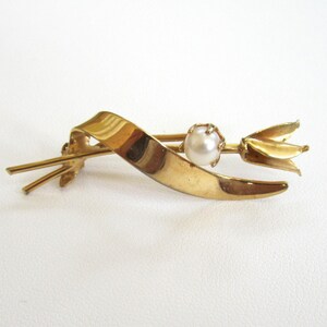 Circa 1970s Gold Tone Freshwater Pearl Tulip Brooch/Pin