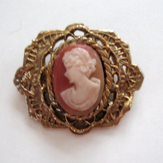 Gold-Tone Filigree Plastic Cameo Brooch/Pin - image 1