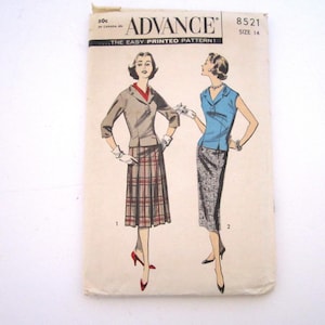 Puede incluir: Patrón de costura Advance vintage con ilustraciones de dos mujeres con atuendos elegantes. El patrón incluye un conjunto de chaqueta y falda, y una blusa azul con una falda lápiz. El patrón es talla 14.