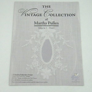 Puede incluir: The Vintage Collection de Martha Pullen, Volumen 1 Disco 1, una caja de CD-ROM blanca con un diseño de encaje blanco en la parte delantera. La caja incluye 25 diseños de bordado a máquina, mezclados 4" por 4" y 5" por 7" diseños. Todos los diseños de 5" por 7" están divididos para que quepan en el formato 4" por 4". Un CD-ROM en formatos para todas las máquinas. Un programa de instalación fácil de usar instala rápidamente los diseños para su máquina.