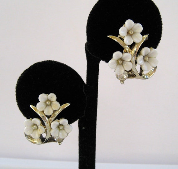 Circa 1960s White Floral Thermoplastic Earrings - image 2