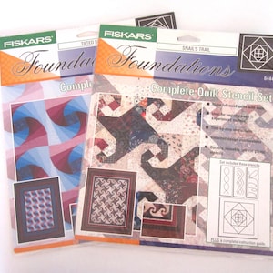 Może przedstawiać: Dwa zestawy szablonów do pikowania Fiskars Foundations. Jeden przedstawia niebieski, różowy i czerwony geometryczny wzór, drugi wzór patchworkowy. Opakowanie zawiera tekst "Snail's Trail" i "Complete Quilt Stencil Set".