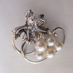 Circa 1960 Mikimoto plata de ley y broche/pin de hoja de perla de Akoya