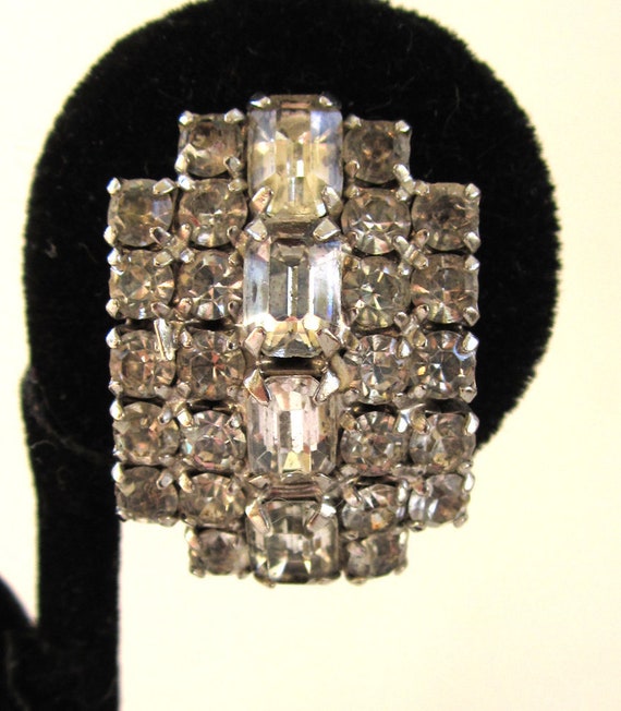 Circa 1950s Kramer Curved Rhinestone Sparkling Cli