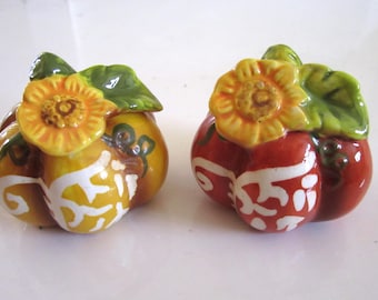 Vintage Japanse keramische zout- en peperstrooiers in de vorm van een pompoen.