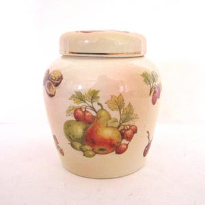 Puede incluir: Un letrero de madera rústico con el texto "Welcome to our home" en un estilo manuscrito. El letrero presenta un acabado envejecido y un diseño simple y acogedor, perfecto para un porche o entrada.