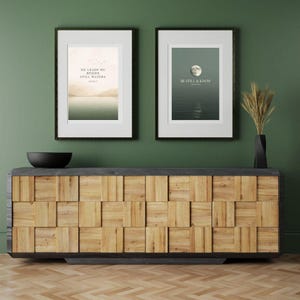 Peut inclure: Deux cadres muraux avec des images de paysages et du texte. L'impression de gauche montre un lac avec le texte HE LEADS ME BESIDE STILL WATERS. L'impression de droite montre une lune au-dessus de l'eau avec le texte BE STILL & KNOW.