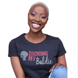Rocking My Baldie-shirt met &#39;Bald Head&#39;-strassteentjes; Baldie, kaal hoofd, weinig vervaging, alopecia, kort haar, T-shirt borstkanker.