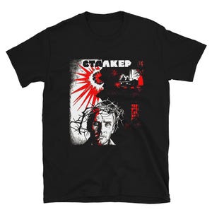 Könnte beinhalten: Schwarzes T-Shirt mit einem grafischen Design. Das Design enthält das weiße Wort "СТАЛКЕР", einen roten Ausbruch und ein Porträt eines Mannes mit einer Dornenkrone. Eine rote Illustration eines Fahrzeugs und Bäume sind ebenfalls vorhanden.