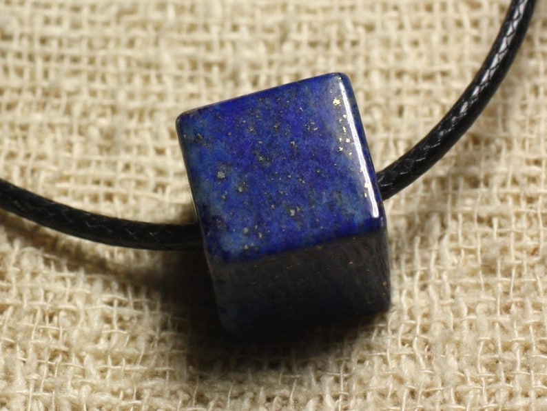 Collier Pendentif Pierre Lapis Lazuli Cube 15mm Bleu Nuit image 1