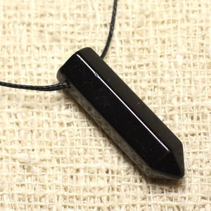 Peut inclure: Un pendentif en obsidienne noire pointu sur un collier en cordon noir. Le pendentif est lisse et poli, avec une pointe pointue.