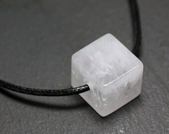 Collar con colgante de cuentas de piedra cúbica de cuarzo y cristal de roca, 15 mm, blanco