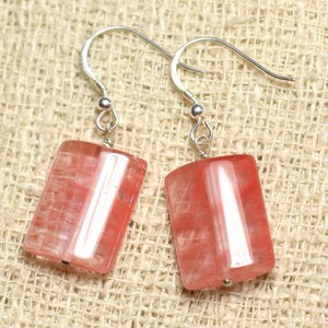 Peut inclure: Une paire de boucles d'oreilles en argent avec des gouttes de pierres précieuses rectangulaires roses.