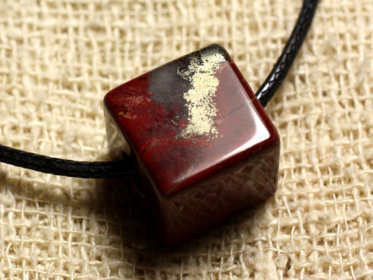 Pendentif Cube En Jaspe Rouge Poppy 15mm - Fait Main, Neuf, EAN 7427039740678