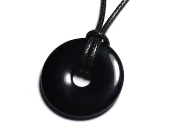 Könnte beinhalten: Schwarzer Obsidian-Donut-Anhänger an einer schwarzen Schnur.
