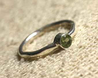 N225 - 925 Silver Ring and Semi Precious Stone - Faceted Peridot 4mm