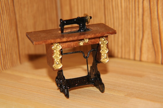 Vintage 1//12 Dollhouse Miniature Treadle Sewing Machine Sewing Room Set