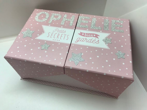 Personalised box including a lollipop attachment and a dentition bracelet in a decorated box