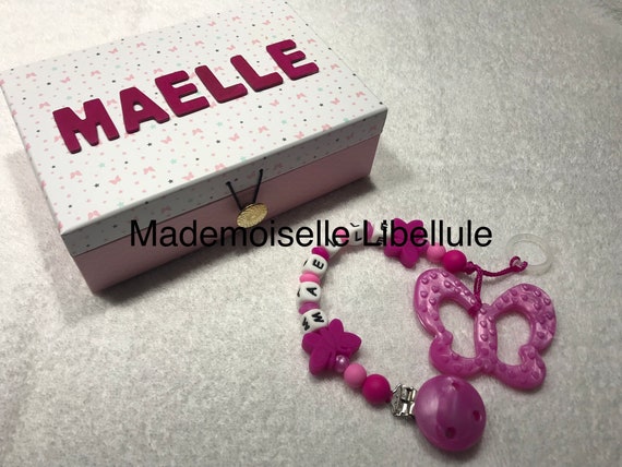 Personalised box including a lollipop attachment and a dentition bracelet in a decorated box