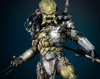 Könnte beinhalten: Detaillierte Figur eines Predator-Aliens mit strukturierter grün-gelber Haut. Die Figur ist mit metallischer Rüstung, Dreadlocks und scharfen Krallen geschmückt. Sie posiert mit einer Waffe und zeigt komplizierte Details und einen bedrohlichen Ausdruck.