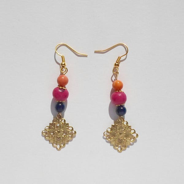 Boucles d'oreilles style ethnique "Bali" en plaqué or avec perles en verre noire, graine d'açaï rose et magnésite orange