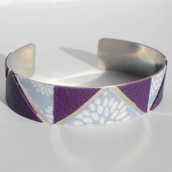 Bracelet manchette argenté motifs géométriques triangles cuir violet et tissus liberty bleu ciel