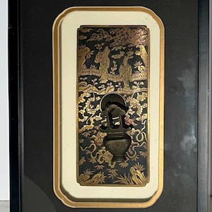 Peut inclure: Une œuvre d'art chinoise noire et dorée encadrée avec un motif détaillé de personnages et de fleurs. L'œuvre d'art est sur un fond noir et encadrée dans un cadre noir avec une bordure intérieure dorée.